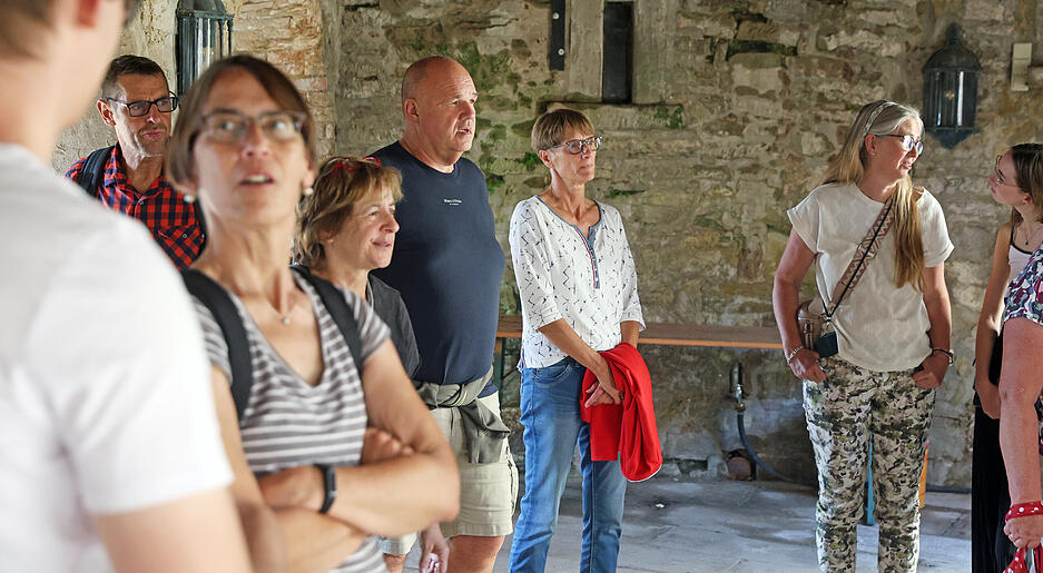 Friedrich Eisenmann, Untergruppenbacher Ortshistoriker, f&uuml;hrt die Teilnehmer des Lesersommers in der Burg Stettenfels treppauf und treppab &ndash; und zeigt R&auml;ume und Ecken, die viele bisher noch nicht kannten.