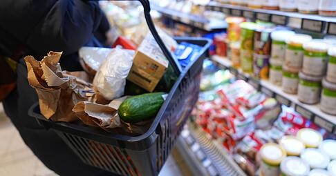 Die Verbraucher schauen mehr aufs Geld. Lidl ist f&uuml;r seine niedrigen Preise bekannt. Dennoch profitierte zuletzt vor allem der Konkurrent Aldi von den Folgen des Iran-Krieges.