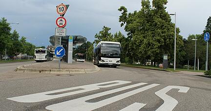 Zentrale Anlaufstelle in Neckarsulm: Der Omnibus-Bahnhof bei der Ballei ist ein wichtiger Knotenpunkt des &ouml;ffentlichen Personennahverkehrs.
Foto: Simon Gajer