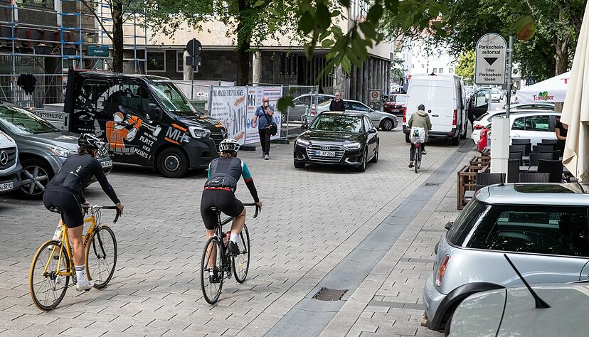 Die Lohtorstraße in dem Areal zur Fußgängerzone umbauen? Das ist ein Vorschlag von Bürgerinitiative und Lokaler Agenda, um die Verkehrsprobleme in der nördlichen Innenstadt in den Griff zu bekommen.
Fotos: Andreas Veigel Die Lohtorstraße in dem Areal zur Fußgängerzone umbauen? Das ist ein Vorschlag von Bürgerinitiative und Lokaler Agenda, um die Verkehrsprobleme in der nördlichen Innenstadt in den Griff zu bekommen.
Fotos: Andreas Veigel