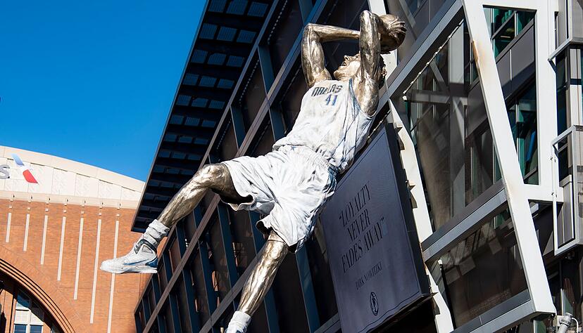 Die Statue von Dirk Nowitzki vor dem American Airlines Center im texanischen Dallas.