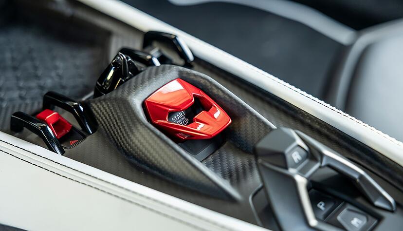 Scharfgestellt und Feuer frei: Hinter der Klappe befindet sich der Startknopf für den Motor. Scharfgestellt und Feuer frei: Hinter der Klappe befindet sich der Startknopf für den Motor.