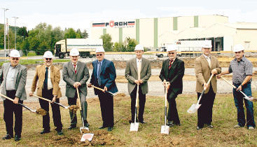 Auch Seniorchef Theo Förch und Juniorchef Wolfgang Förch (vierter und fünfter von links) legten Hand an beim Spatenstich für das neue Logistikzentrum des Neuenstädter Schrauben-Großhändlers. (Foto: Förch) Auch Seniorchef Theo Förch und Juniorchef Wolfgang Förch (vierter und fünfter von links) legten Hand an beim Spatenstich für das neue Logistikzentrum des Neuenstädter Schrauben-Großhändlers. (Foto: Förch)