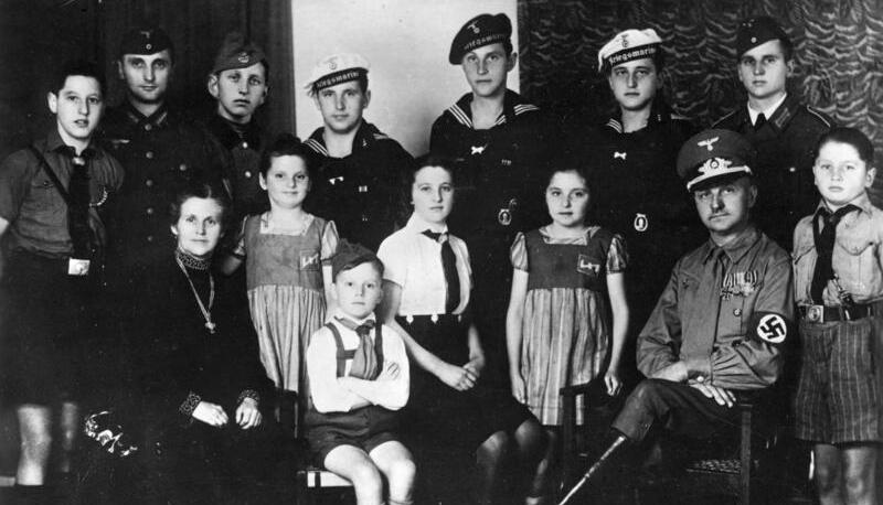 Dieses Bild vom 13.8.1943 zeigt einen NS-Leiter aus Sachsen mit seiner Frau und seinen zwölf Kindern. Die Mutter trägt das "Mutterkreuz". Foto: Bundesarchiv, Bild 183-J15063 / CC-BY-SA 3.0 Dieses Bild vom 13.8.1943 zeigt einen NS-Leiter aus Sachsen mit seiner Frau und seinen zwölf Kindern. Die Mutter trägt das "Mutterkreuz". Foto: Bundesarchiv, Bild 183-J15063 / CC-BY-SA 3.0