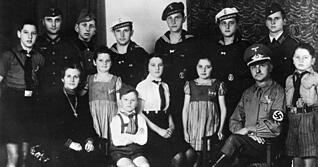 Dieses Bild vom 13.8.1943 zeigt einen NS-Leiter aus Sachsen mit seiner Frau und seinen zwölf Kindern. Die Mutter trägt das "Mutterkreuz". Foto: Bundesarchiv, Bild 183-J15063 / CC-BY-SA 3.0 Dieses Bild vom 13.8.1943 zeigt einen NS-Leiter aus Sachsen mit seiner Frau und seinen zwölf Kindern. Die Mutter trägt das "Mutterkreuz". Foto: Bundesarchiv, Bild 183-J15063 / CC-BY-SA 3.0