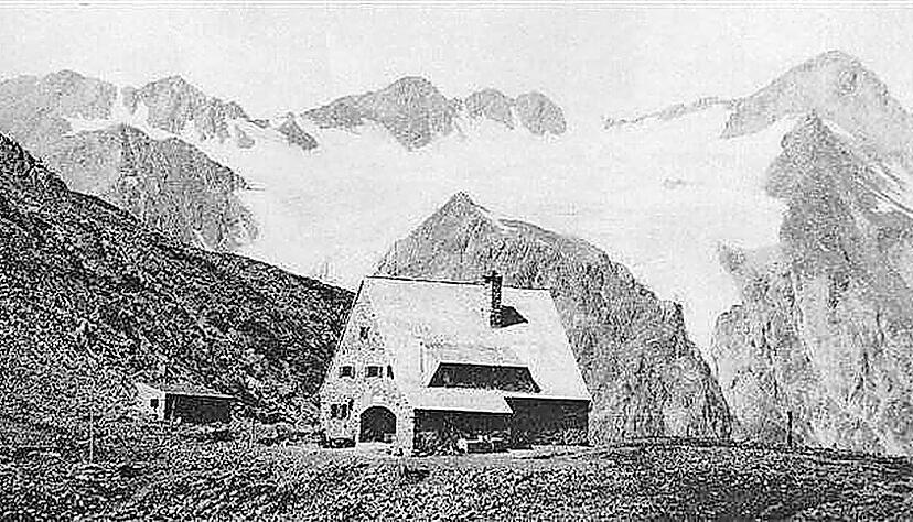 Die Alte Heilbronner Hütte in den Ötztaler Alpen auf einer der seltenen historischen Aufnahmen. Die Hütte brannte 1932 ab. Die Alte Heilbronner Hütte in den Ötztaler Alpen auf einer der seltenen historischen Aufnahmen. Die Hütte brannte 1932 ab.