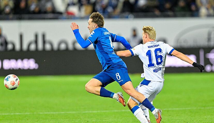 Darmstadts Luca Marseiler (links) und Andreas Müller vom KSC im Zweikampf. Darmstadts Luca Marseiler (links) und Andreas Müller vom KSC im Zweikampf.