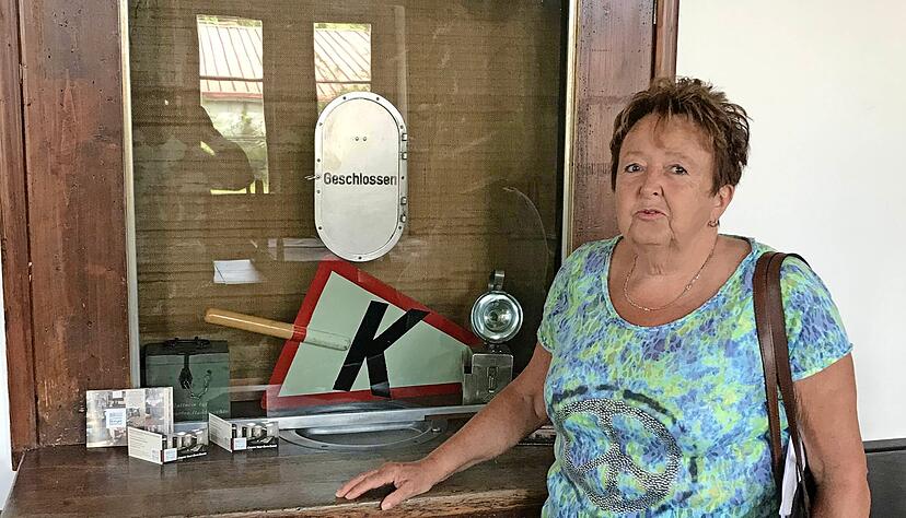Der ehemalige Fahrkartenschalter im Sulzfelder Bürgerbahnhof ist für Gudrun Panzer Sinnbild für die wochenlange Schließung der Volkshochschule.
Fotos: Jörg Kühl Der ehemalige Fahrkartenschalter im Sulzfelder Bürgerbahnhof ist für Gudrun Panzer Sinnbild für die wochenlange Schließung der Volkshochschule.
Fotos: Jörg Kühl