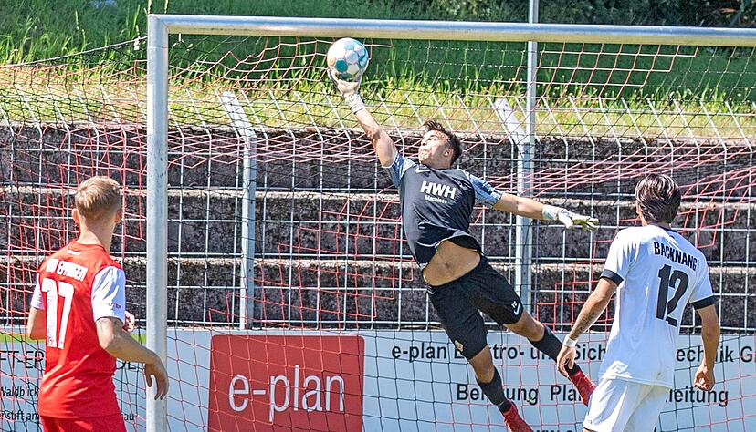 Weil Stammkeeper Andreas Dups verhindert ist, wird am Samstag gegen Weinheim Ersatzmann Yannic Cleves (Mitte) das Eppinger Tor h&uuml;ten. Foto: Archiv