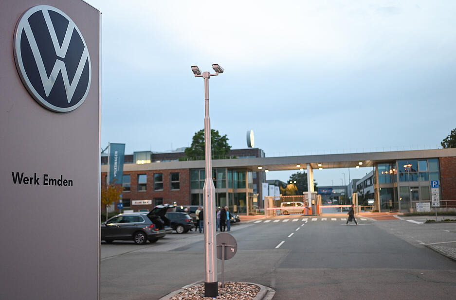 Das Logo von Volkswagen steht vor dem Eingang zum Werk Emden. Eine IT-Störung hat die zentrale Infrastruktur des Volkswagen-Konzerns lahmgelegt. Das Logo von Volkswagen steht vor dem Eingang zum Werk Emden. Eine IT-Störung hat die zentrale Infrastruktur des Volkswagen-Konzerns lahmgelegt.