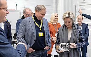 Wirtschaftsministerin Hoffmeister-Kraut bei der Firma Tacotek, die Komponenten f&uuml;r den Automobilbau entwickelt, mit denen viel Material eingespart wird.