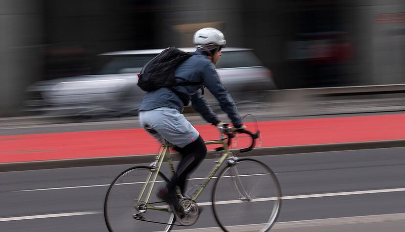 Die Polizei h&auml;lt den Radfahrer schlie&szlig;lich auf dem Gel&auml;nde einer Schule an. (Symbolbild)