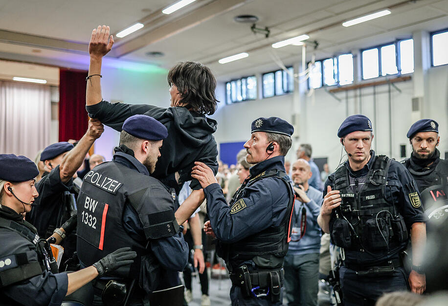 Die Polizei führte zahlreiche Störer aus der Halle – und sprach Platzverweise aus, wie sie auf X mitteilte. Oberbürgermeister Palmer begründete den Ausschluss der Störer mit dem Hausrecht, das er als Oberbürgermeister habe.