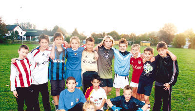 Kinder&uuml;berraschung: Die D-Junioren der SG 2000 Eschelbach feiern ihren gro&szlig;en Coup. Drei von ihnen hatten an Sportm&auml;zen Dietmar Hopp einen Brief geschrieben und um Hilfe gebeten. Sie bekamen die Hilfe.
          Foto: Nicole Theuer