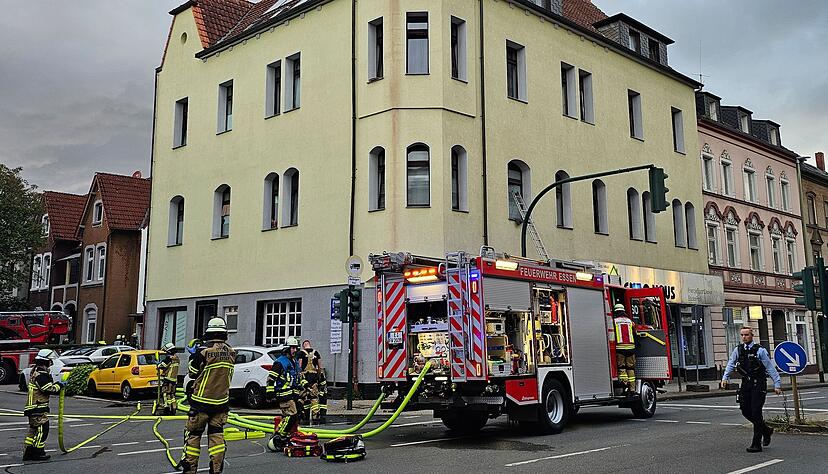 Bei zwei Br&auml;nden in Essen sind rund 30 Menschen verletzt worden.