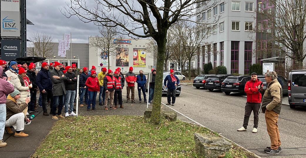 Knapp 80 Mitarbeiter von PSW und Sympathisanten protestierten am Freitagmittag gegen die geplante Schlie&szlig;ung des Standorts Neckarsulm. Auch Rolf Klotz (rechts), Ex-Betriebsratschef von Audi Neckarsulm, trat ans Mikrofon.