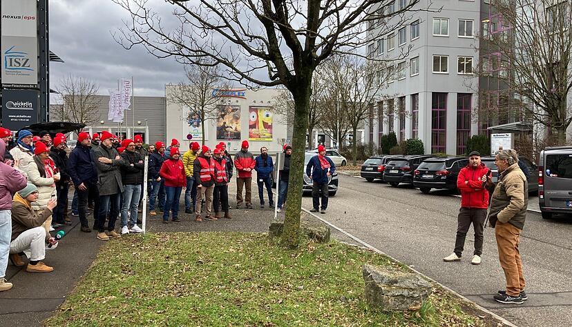 Knapp 80 Mitarbeiter von PSW und Sympathisanten protestierten am Freitagmittag gegen die geplante Schlie&szlig;ung des Standorts Neckarsulm. Auch Rolf Klotz (rechts), Ex-Betriebsratschef von Audi Neckarsulm, trat ans Mikrofon.
