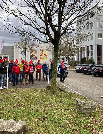 Knapp 80 Mitarbeiter von PSW und Sympathisanten protestierten am Freitagmittag gegen die geplante Schlie&szlig;ung des Standorts Neckarsulm. Auch Rolf Klotz (rechts), Ex-Betriebsratschef von Audi Neckarsulm, trat ans Mikrofon.