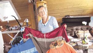 "Ich will mit den Ponchos nichts verdienen, ich mache das für die Behinderten."
          Brigitta Kirchner "Ich will mit den Ponchos nichts verdienen, ich mache das für die Behinderten."
          Brigitta Kirchner
