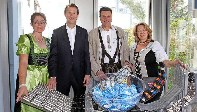 Freuen sich aufs Oktoberfest: Petra Kratzel (Marketing), CEO Adam Norwitt, Geschäftsführer Klaus-Dieter Arndt, Assistentin Andrea Thompson (v.l.) .Foto: Veigel