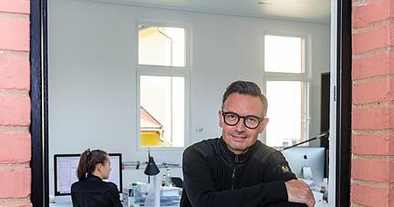 "Den Fruchtschuppen im Neckarbogen hätte ich stehen gelassen, umgebaut und umgenutzt": Christoph Herzog in seinem Architekturbüro in der ehemals methodistischen Kirche in Sontheim.  Foto: Mario Berger