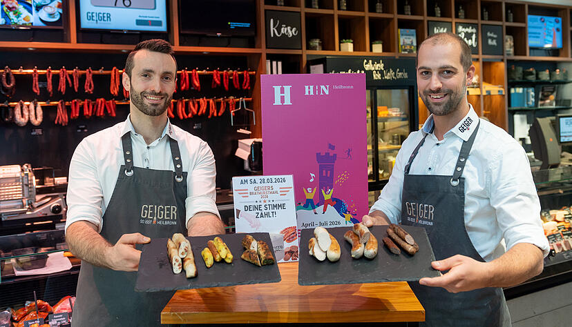 Christian Geiger (links) und Verkaufsleiter Jan Edling zeigen schon mal vorab, welche Bratw&uuml;rste am 28. M&auml;rz im "So isst Heilbronn" am Marktplatz zur Wahl stehen.