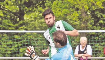 B&ouml;ckingens Deniz Al Hassan l&auml;sst in dieser Szene Florian Heinz, Torh&uuml;ter des VfL Eberstadt, keine Abwehrchance und trifft zur zwischenzeitlichen 1:0-F&uuml;hrung seiner Mannschaft.Foto: Alexander Bertok