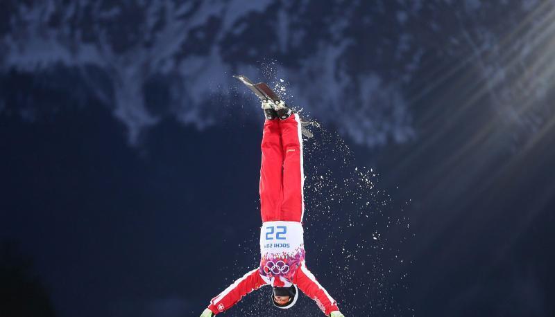 Die Freestyler lieferten sich einen spektakulären Wettbewerb: Der Schweizer Mischa Gasser stürzt kopfüber in die Tiefe. Foto: Sergey Ilnitsky Die Freestyler lieferten sich einen spektakulären Wettbewerb: Der Schweizer Mischa Gasser stürzt kopfüber in die Tiefe. Foto: Sergey Ilnitsky