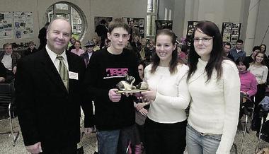 Viola Benedikt und Stephanie Hoppe von der Jugendgruppe des Tierheims Heilbronn - die Gewinner des vergangenen Jahres - übergeben den Award an Karel Sieber(v.r.) Matthias Hoyer würdigte die Arbeit des 15-Jährigen.