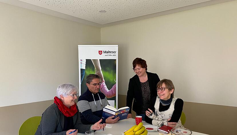 Von links: Die Trauerbegleiter Elisabeth Knaus, Mehmet Yesilgöz und Clauia Lörler mit Heidi Plöger, Leiterin des Kinder- und Jugendhospizdienstes.
Foto: Lisa Könnecke Von links: Die Trauerbegleiter Elisabeth Knaus, Mehmet Yesilgöz und Clauia Lörler mit Heidi Plöger, Leiterin des Kinder- und Jugendhospizdienstes.
Foto: Lisa Könnecke