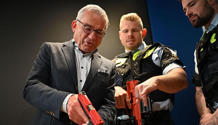 Thomas Strobl (CDU), Innenminister von Baden-W&uuml;rttemberg, nahm an der &Uuml;bergabe des Systems an das Polizeipr&auml;sidium Stuttgart teil.