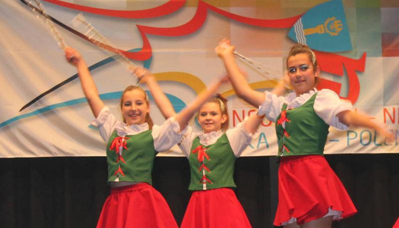 Vor der bunten Partnerschaftsfahne tanzen die Majoretten aus Wenska-Ries und spielt die Stadtkapelle Neuenstein.