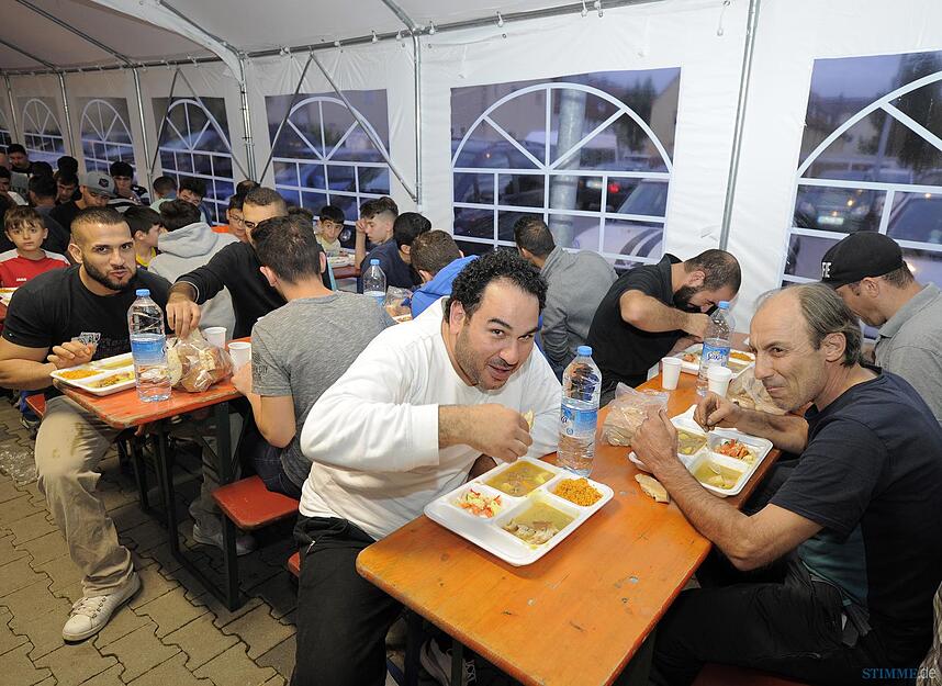 Fastenbrechen in Fatih-Moschee Heilbronn Fastenbrechen in Fatih-Moschee Heilbronn