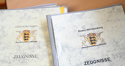 27.07.2022, Baden-Württemberg, Stuttgart: Im Wilhelms-Gymnasium in Stuttgart werden am letzten Schultag vor den Sommerferien in Baden-Württemberg Zeugnisse verteilt. Foto: Bernd Weißbrod/dpa +++ dpa-Bildfunk +++ 27.07.2022, Baden-Württemberg, Stuttgart: Im Wilhelms-Gymnasium in Stuttgart werden am letzten Schultag vor den Sommerferien in Baden-Württemberg Zeugnisse verteilt. Foto: Bernd Weißbrod/dpa +++ dpa-Bildfunk +++
