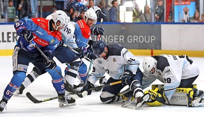 Mit vereinten Kräften warfen sich die Stuttgart Rebels um Goalie Nick Vieregge (rechts) in die Abschlüsse der Heilbronner Falken um Luis Ludin (links).