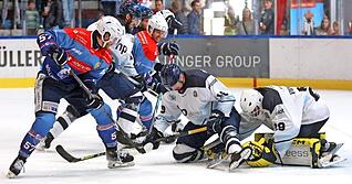Mit vereinten Kräften warfen sich die Stuttgart Rebels um Goalie Nick Vieregge (rechts) in die Abschlüsse der Heilbronner Falken um Luis Ludin (links).