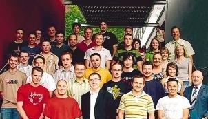 Auf der Siegertreppe: Die Absolventen er Gewerblichen Schule haben nicht nur ihr Ziel, sondern auch eine klasse Durchschnittsnote erreicht: 2,3.Fotos: privat
