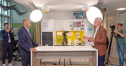 Beim Live-Talk "Ohne Ausrede" stellt sich Finanzminister Danyal Bayaz (Grüne, links) den Fragen von Stimme-Chefredakteur Uwe Ralf Heer.
Foto: Mario Berger
