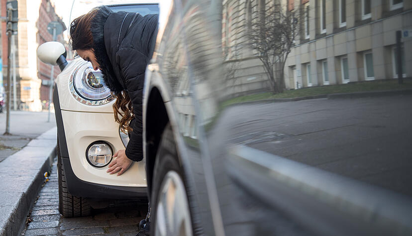 Wer beim Einparken ein anderes Auto rammt, muss den Schaden auf jeden Fall melden. Wer beim Einparken ein anderes Auto rammt, muss den Schaden auf jeden Fall melden.