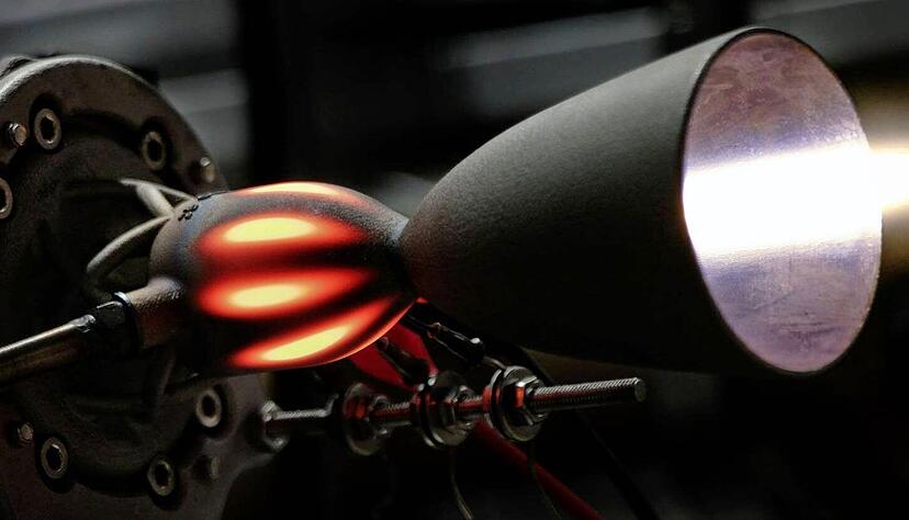 Ein HyNOx-Triebwerk beim Heißlauf auf dem Prüfstand. Hier sorgen Lachgas und Ethan für den Schub. Mit solchen kleinen Triebwerken sollen künftig Satelliten manövriert werden können.
Foto: DLR Ein HyNOx-Triebwerk beim Heißlauf auf dem Prüfstand. Hier sorgen Lachgas und Ethan für den Schub. Mit solchen kleinen Triebwerken sollen künftig Satelliten manövriert werden können.
Foto: DLR