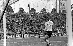 Zweimal macht es bumm: Gerd Müller trifft am 18. Juni 1972 in Brüssel doppelt. Foto: dpa Zweimal macht es bumm: Gerd Müller trifft am 18. Juni 1972 in Brüssel doppelt. Foto: dpa