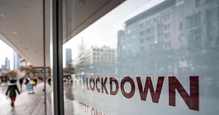 «Lockdown» steht im Schaufenster eines geschlossenen Kaufhauses: Die «epidemische Lage» war erstmals im März 2020 vom Bundestag festgestellt worden.
