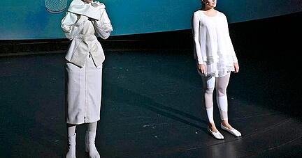 Ungleiche Schwestern: Regina Speiseder (links), Lisa Schwarzer.
Foto: Klenk