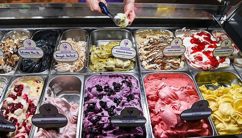 Eine Kugel Pistazieneis wird in der Eisdiele «Eiskultur» in Schöneweide in einen Eisbecher gelegt.