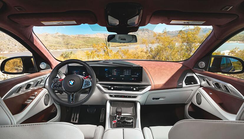 Im Inneren des BMW XM gibt es nicht nur viel Platz, sondern auch ein M-Lenkrad und ein langgezogener, gebogener Display.
