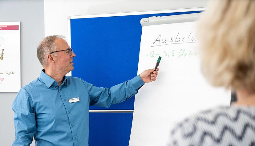 Wie funktioniert eigentlich das Ausbildungssystem in Deutschland? Eine Frage, die Berufsberater J&ouml;rg Stelzer beispielsweise Menschen mit Migrationserfahrung beantwortet.