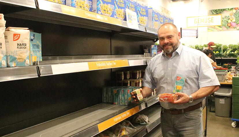 Leere Regale bei der Tafel Heilbronn, besonders bei Trockenware wie bei Mehl und Speise&ouml;l, war auch schon im Sommer ein Problem. Marco Sch&ouml;nberger, Gesamtleiter der Tafeln, versucht den Notstand durch Aktionen zu lindern.