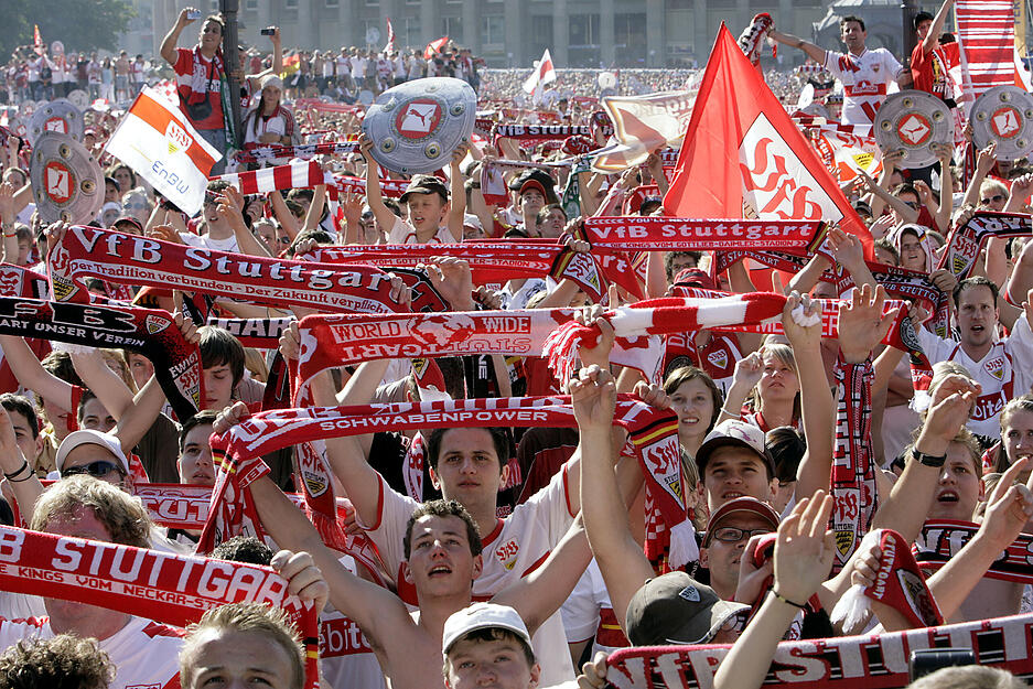 VfB-Fans jubeln beim Public Viewing auf dem Stuttgarter Schlossplatz nach dem 2:1-Sieg über Energie Cottbus. Insgesamt 100.000 Fans feierten in der Landeshauptstadt bei strahlendem Sonnenschein den deutschen Meistertitel ihres Vereins.