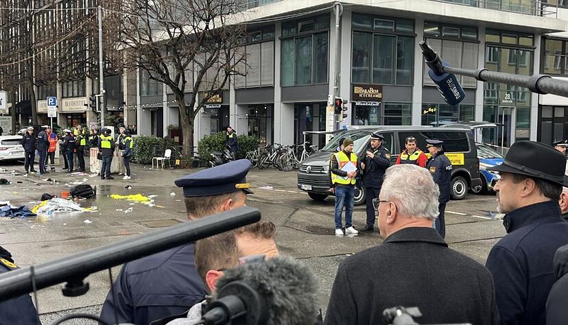 Kurz nach der Tat sind die Politiker vor Ort.