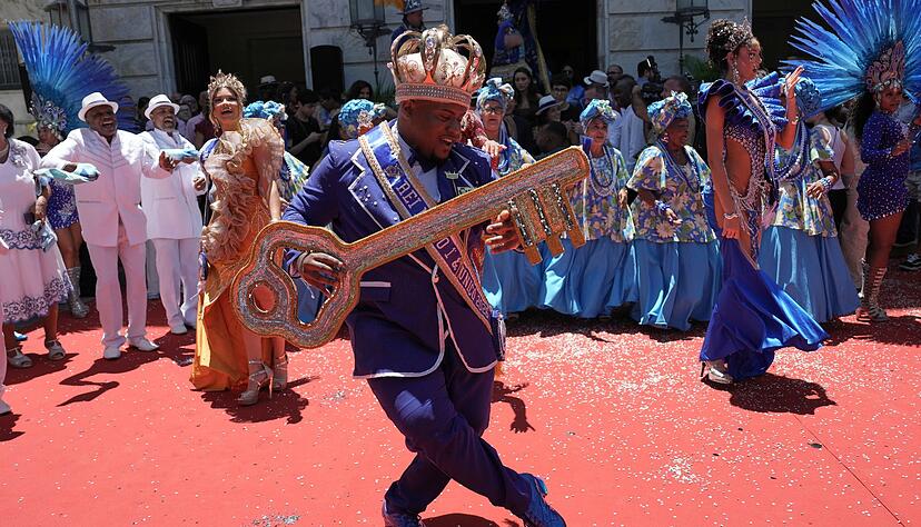 Karnevalsk&ouml;nig Momo tanzt mit dem Schl&uuml;ssel der Stadt bei einer Zeremonie zur offiziellen Er&ouml;ffnung des Karnevals in Rio de Janeiro.